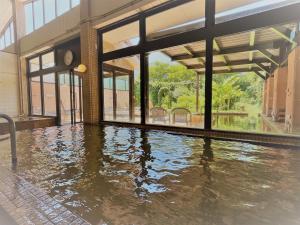 an empty swimming pool in the middle of a building at 養老温泉ゆせんの里ホテルなでしこ in Yoro +15 photos
