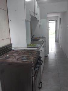 una cucina con fornelli e piano di lavoro di Mate host 2 a Córdoba