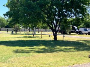 Jardí fora de Cloncurry Caravan Park Oasis