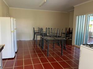 Cuina o zona de cuina de Cloncurry Caravan Park Oasis