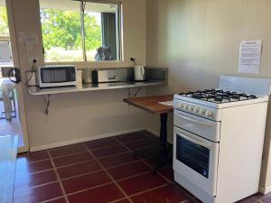 Cuina o zona de cuina de Cloncurry Caravan Park Oasis