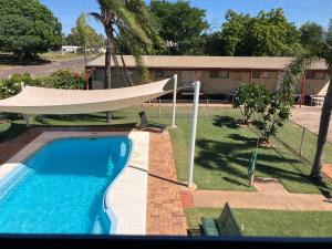 Piscina a Cloncurry Caravan Park Oasis o a prop