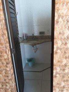 a bathroom with a sink and a mirror at Gran casa, Chalet, con Piscina en Búzios in Buzios