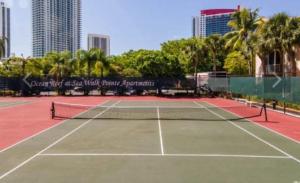 Afbeelding uit fotogalerij van New 3bedroom 2 Bath condo with water view, walking to the beach in Hallandale Beach