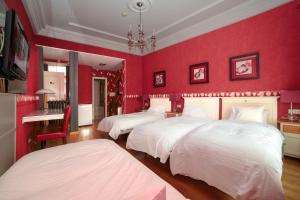 A bed or beds in a room at Hostal Adria Santa Ana