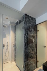Koupelna v ubytování Althea Suites + 27 fotografií