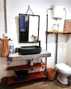 ein Badezimmer mit Waschbecken, Spiegel und Toilette in der Unterkunft Yesterday in Petit Brûlé + 31 Fotos