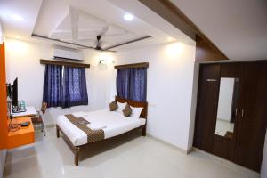 Hotel Starlight Chennai near DLF,L&T,Miot,Tradecenter,Ramachandra medical coll客房内的一张或多张床位