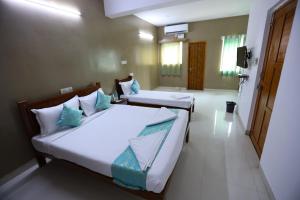 Hotel Starlight Chennai near DLF,L&T,Miot,Tradecenter,Ramachandra medical coll客房内的一张或多张床位
