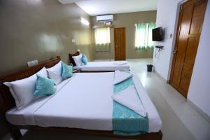 Hotel Starlight Chennai near DLF,L&T,Miot,Tradecenter,Ramachandra medical coll客房内的一张或多张床位