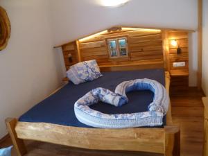 Łóżko lub łóżka w pokoju w obiekcie Familienbauernhof Christa