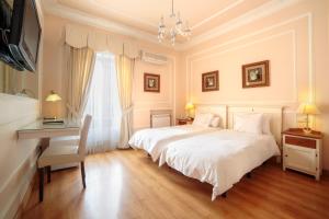 A bed or beds in a room at Hostal Adria Santa Ana