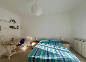 una camera da letto con un letto, un tavolo e una scrivania di The seaside villa - Anzio ad Anzio