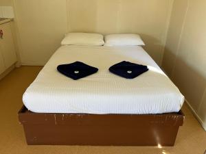 Llit o llits en una habitació de Cloncurry Caravan Park Oasis