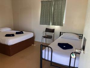 Llit o llits en una habitació de Cloncurry Caravan Park Oasis