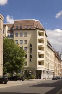 un edificio con la palabra "hotel" al costado. en Dietrich-Bonhoeffer-Hotel Berlin Mitte, en Berlín