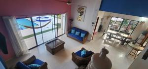 Vista aérea de una sala de estar con muebles azules en Casa con piscina privada, en Melgar