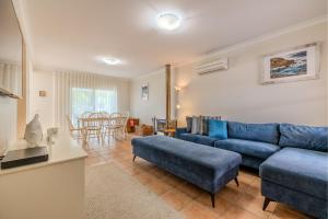 a living room with a blue couch and a table at Middleton Beach by the BnB Collection in Albany
