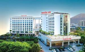 ナーシクにあるExpress Inn The Business Luxury Hotelの都市の二棟の建物の眺め