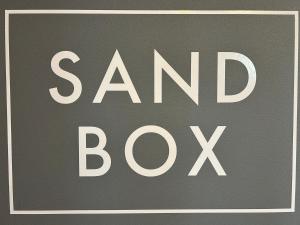 Ein Zertifikat, Auszeichnung, Logo oder anderes Dokument, das in der Unterkunft SANDBoX ausgestellt ist
