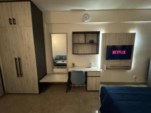 TV a/nebo společenská místnost v ubytování The Jaipur Edit