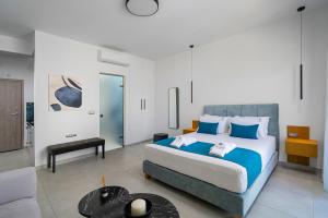 Postel nebo postele na pokoji v ubytování Althea Suites
