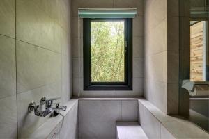 Ein Badezimmer in der Unterkunft Zhou Ye Cottage