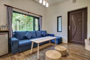Ein Sitzbereich in der Unterkunft Zhou Ye Cottage