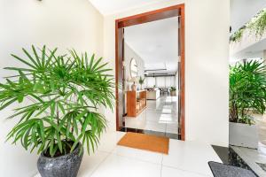 Fotografie z fotogalerie ubytování Lush Royale Villa Kotte with Pool & Gym v destinaci Sri Jayewardenepura Kotte + 59 fotografií