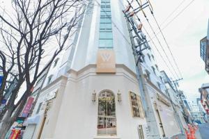 wysoki biały budynek z napisem w obiekcie HOTEL WESTERN in Jaesong-dong, Busan w Pusanie +13 zdjęć