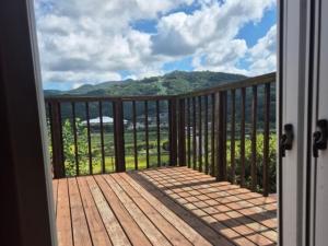 un balcon avec vue sur les montagnes dans l'établissement Cheongdo Provence Light Festival Caravan Pension, à Cheongdo 6 autres photos