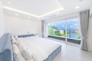 Ένα ή περισσότερα κρεβάτια σε δωμάτιο στο Gangneung The Gangmun Poolvilla and Spa Oceanview