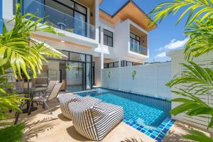 卡马拉海滩Goldena Twin Private Pool Villas的带游泳池的别墅图片