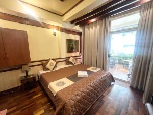 Postel nebo postele na pokoji v ubytování BI SAIGON Hotel - BUI VIEN WALKING STREET