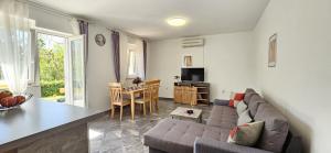 Televízia a/alebo spoločenská miestnosť v ubytovaní APARTMAN KATY