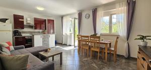 Kuchyňa alebo kuchynka v ubytovaní APARTMAN KATY