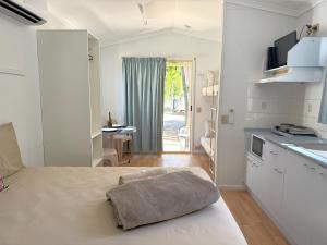Η κουζίνα ή μικρή κουζίνα στο Karumba Point Sunset Caravan Park