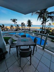 สระว่ายน้ำที่อยู่ใกล้ ๆ หรือใน Departamento de lujo frente al mar, Luxury oceanfront apartment