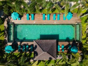 an overhead view of a swimming pool and a resort at Vila Ombak in Gili Trawangan