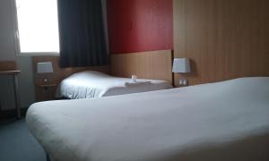 B&B HOTEL La Rochelle Centre客房内的一张或多张床位