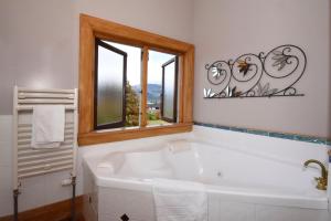 Koupelna v ubytování Te Anau Lodge + 37 fotografií