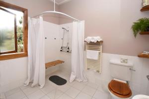 Koupelna v ubytování Te Anau Lodge