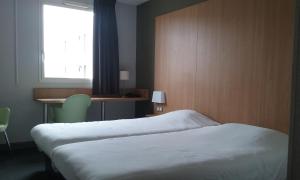 B&B HOTEL La Rochelle Centre客房内的一张或多张床位
