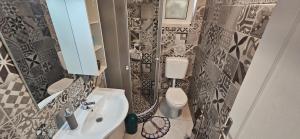 Ένα μπάνιο στο Bella Nina Apartments +47 φωτογραφίες