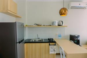 Kuchyň nebo kuchyňský kout v ubytování Homey and Modern Look 1BR at Asatti Apartment By Travelio