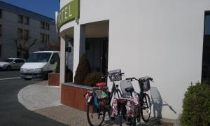 在B&B HOTEL La Rochelle Centre内部或周边骑自行车