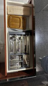Kuchyň nebo kuchyňský kout v ubytování Apt 09 Puncak Dharmahusada 3BR Free Wifi Netflix + 15 fotografií