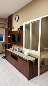 TV a/nebo společenská místnost v ubytování Apt 09 Puncak Dharmahusada 3BR Free Wifi Netflix