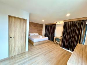 Postel nebo postele na pokoji v ubytování เวลโกรว์ โฮเทล - Wellgrow Hotel