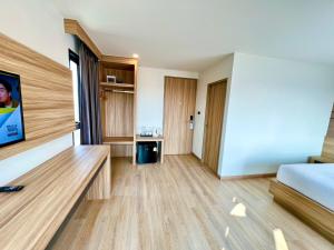 TV a/nebo společenská místnost v ubytování เวลโกรว์ โฮเทล - Wellgrow Hotel